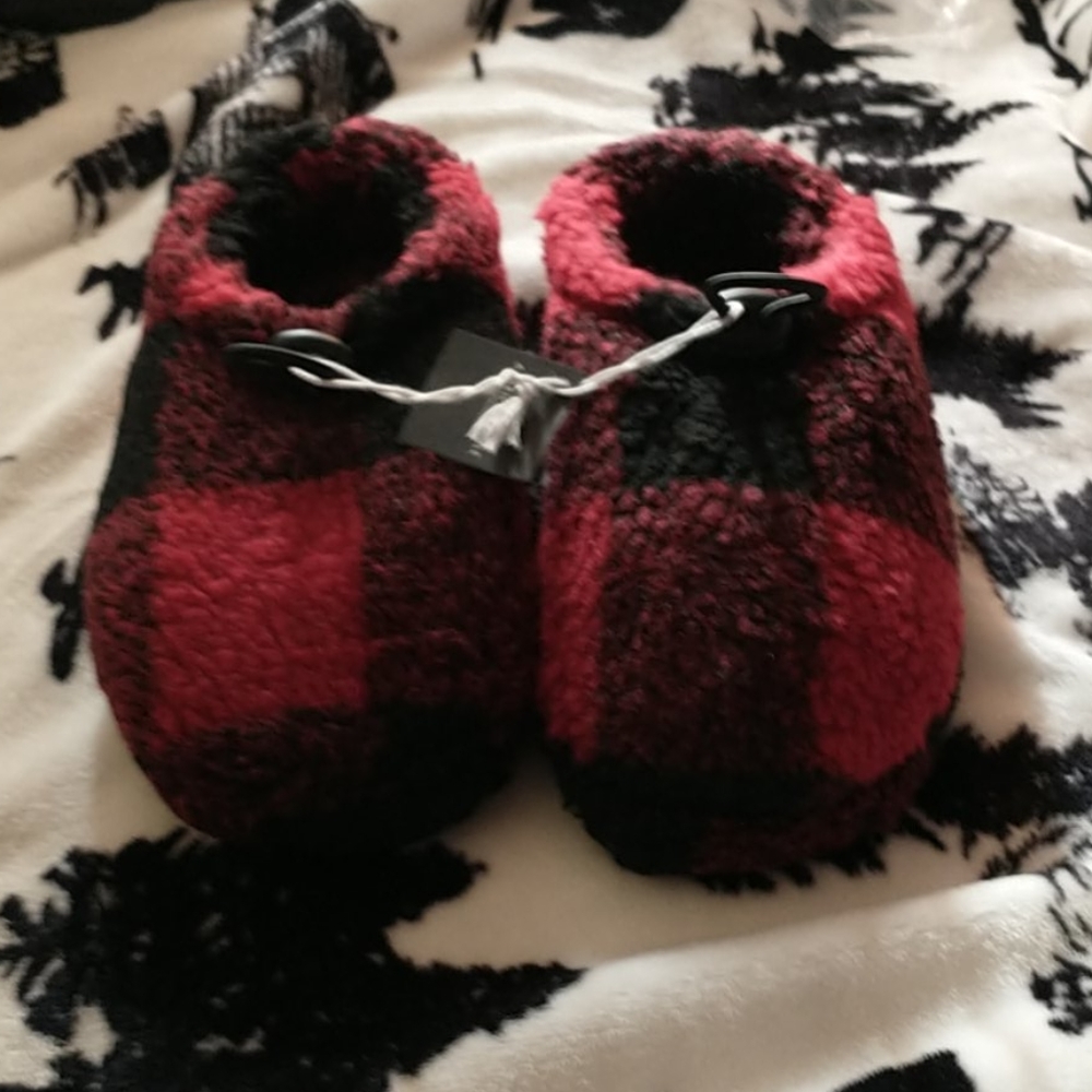 American Eagle shorties slippers